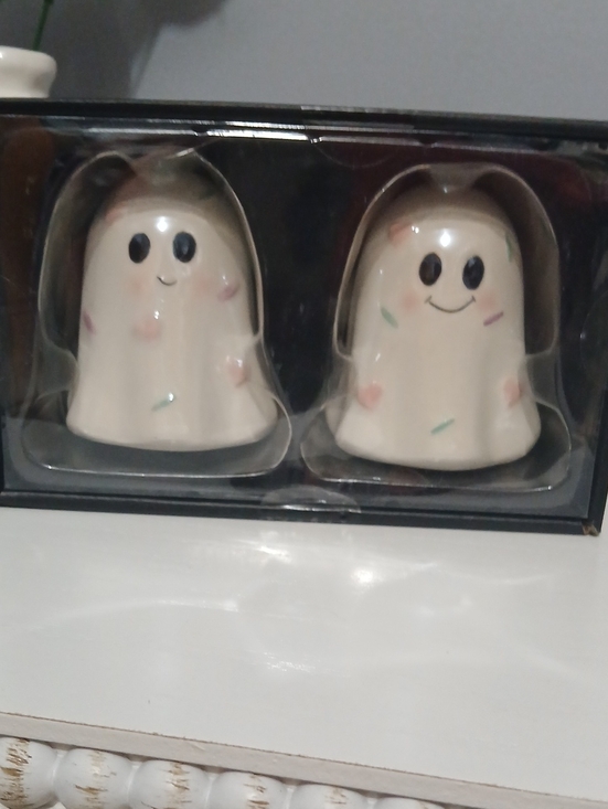 Spooky Hollow Other - Cute Ceramic Ghost Salt & Pepper Shaker Set - White with Pastel Accents NIB